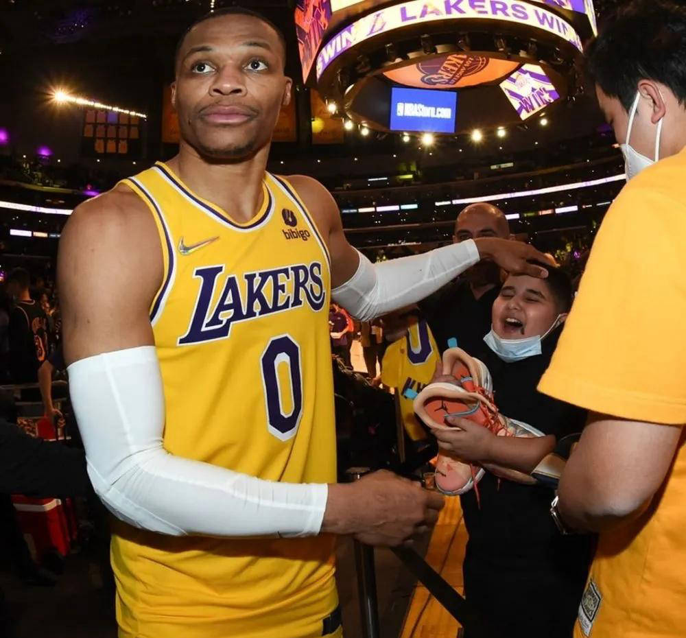 半岛体育官网-德甲倒计时，洛杉矶湖人赛后回应争议，细节引发关注，信心回归，身体对抗强度拉满