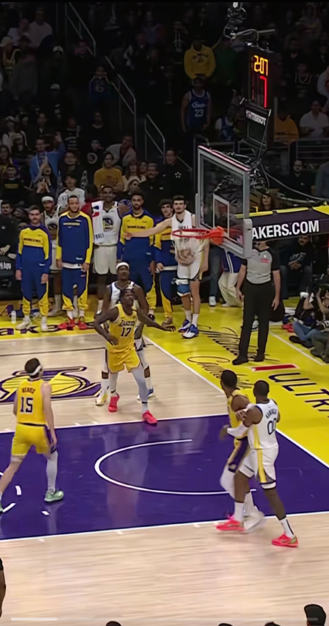 半岛体育官方入口-集结日体能课后；洛杉矶湖人门线救险备战欧篮联；更衣室稳定；细节决定成败